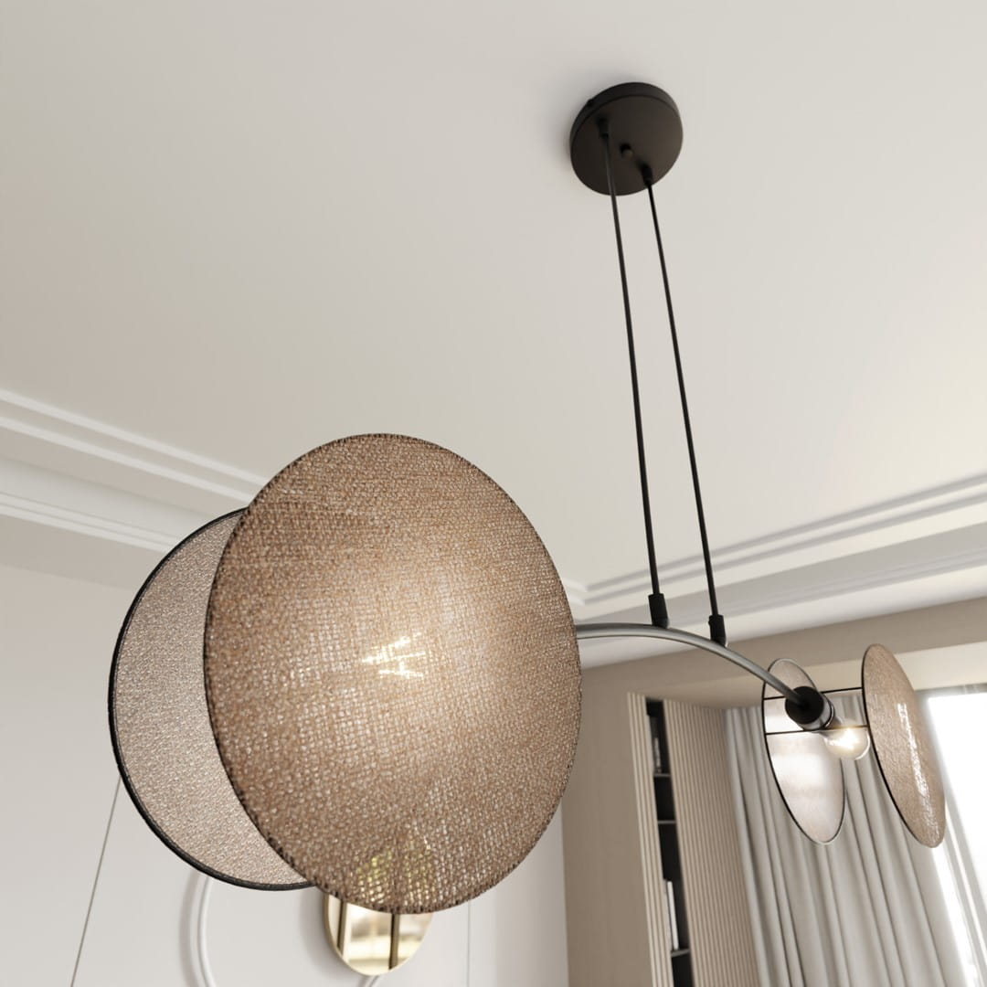 Lampa wisząca Motif 2xE14 w kolorze czarnym i naturalnym, z trzema okrągłymi kloszami, wykonanymi z materiału o strukturze tkaniny, zawieszona na czarnych linkach. Klosze emitują ciepłe światło, umieszczone na eleganckim stelażu.
