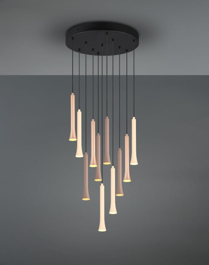 Lampa wisząca Fiato z 11 źródłami LED w kolorach czarnym i multikolorowym. Posiada różnej długości cylindryczne klosze w odcieniach bieli i różu, zawieszone na cienkich linkach. Montaż na okrągłej, czarnej podsufitce.
