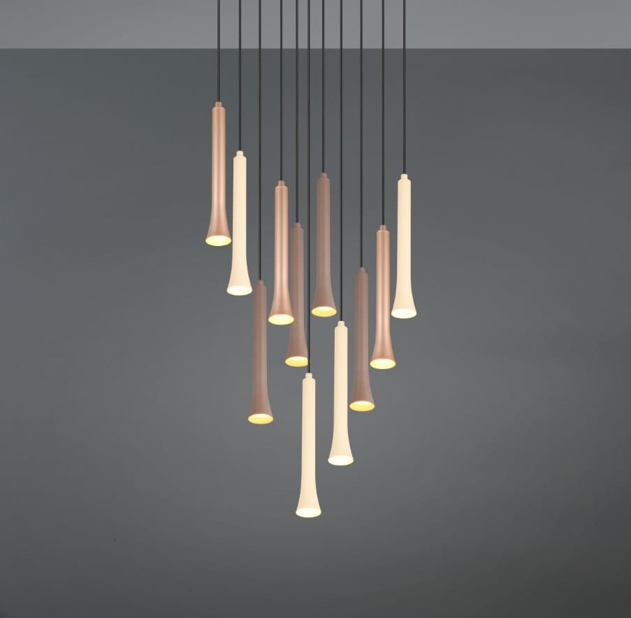 Lampa wisząca Fiato z 11 źródłami LED w kolorze czarnym i multikolorowym. Posiada różne długości cylindrycznych kloszy, zawieszonych na cienkich przewodach, na szarym tle. Idealna do nowoczesnych wnętrz.