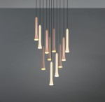 Lampa wisząca Fiato z 11 źródłami LED w kolorze czarnym i multikolorowym. Posiada różne długości cylindrycznych kloszy, zawieszonych na cienkich przewodach, na szarym tle. Idealna do nowoczesnych wnętrz.