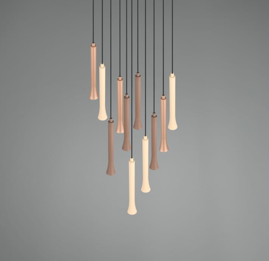 Lampa wisząca Fiato z 11 żarówkami LED, 33W, w kolorze czarnym z multikolorowymi dekoracjami. Zawieszona na czarnych linkach, prezentuje różne odcienie, w tym beżowy i brązowy. Kąt ujęcia z góry, na szarym tle.