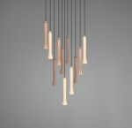 Lampa wisząca Fiato z 11 żarówkami LED, 33W, w kolorze czarnym z multikolorowymi dekoracjami. Zawieszona na czarnych linkach, prezentuje różne odcienie, w tym beżowy i brązowy. Kąt ujęcia z góry, na szarym tle.