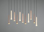 Lampa wisząca Fiato z 11 źródłami LED o mocy 33W, w kolorze czarnym z wielokolorowymi detalami. Produkt zawieszony na cienkich, czarnych linkach, z różnymi długościami i kształtami kloszy, na jednolitym szarym tle.