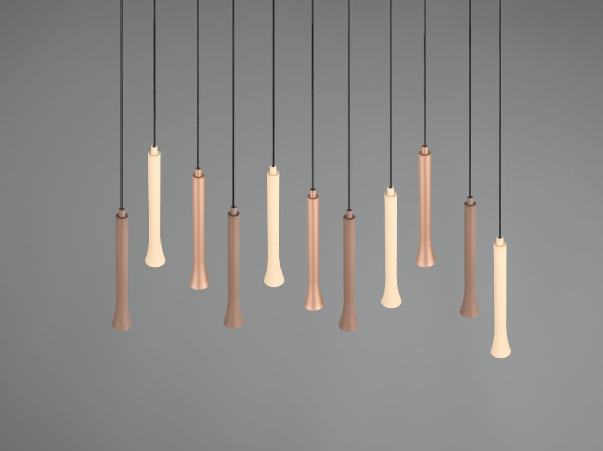 Lampa wisząca Fiato z 11 źródłami LED o mocy 33W, w kolorze czarnym, z multikolorowymi elementami. Zawieszona na cienkich czarnych linkach, z różnymi kształtami kloszy w odcieniach brązu i beżu, na jednolitym szarym tle.