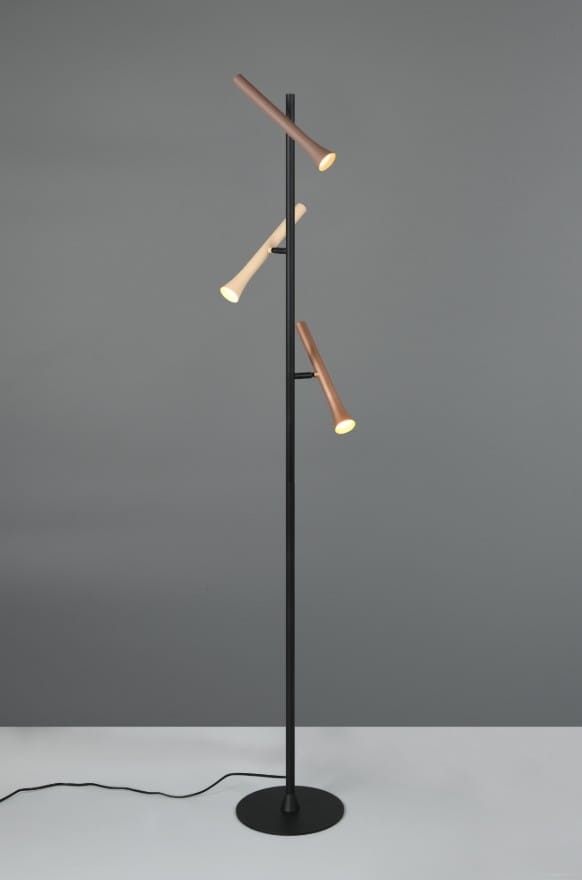 Lampa podłogowa Fiato z trzema źródłami światła LED o mocy 9W, z czarnym metalowym stelażem i wielokolorowymi kloszami w odcieniach drewna. Ustawiona pionowo, z widocznym kablem zasilającym na białym tle.