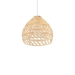 Lampa wisząca Boho S w kolorze białym i rattanowym, o kulistym kształcie, z plecionką. Zawieszona na białym kablu, z miejscem na żarówkę E27. Wykonana z naturalnych materiałów, idealna do aranżacji w stylu boho.