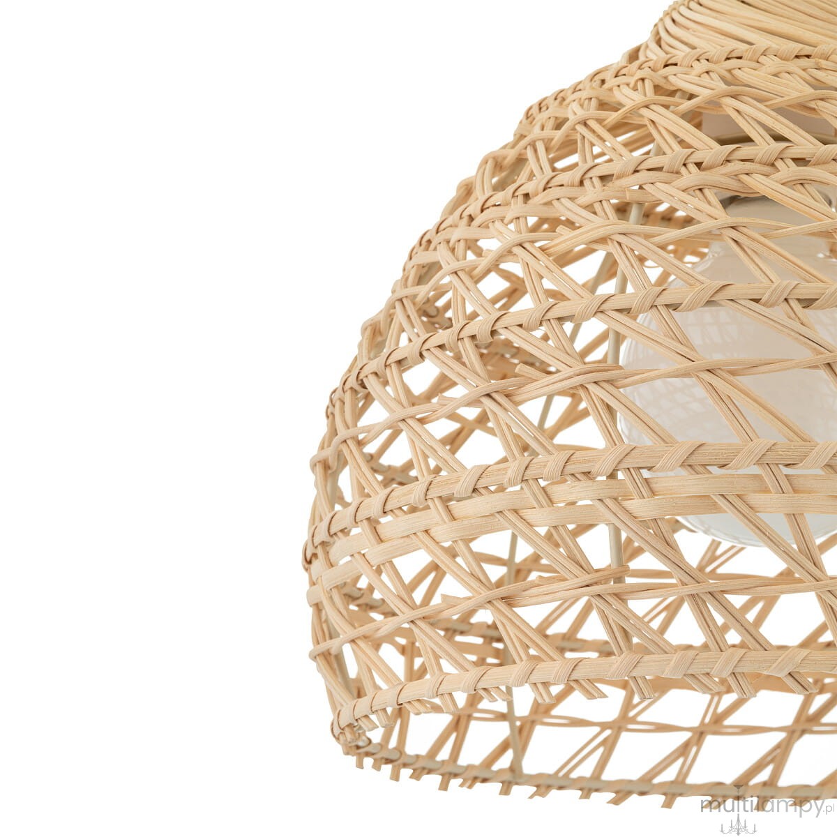 Lampa wisząca Boho S z białym kloszem i rattanowym abażurem, o okrągłym kształcie, z widocznymi plecionkami. Produkt umieszczony w zbliżeniu, ukazujący detale struktury materiału. Idealna do wnętrz w stylu boho.