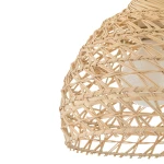 Lampa wisząca Boho S z białym kloszem i rattanowym abażurem, o okrągłym kształcie, z widocznymi plecionkami. Produkt umieszczony w zbliżeniu, ukazujący detale struktury materiału. Idealna do wnętrz w stylu boho.
