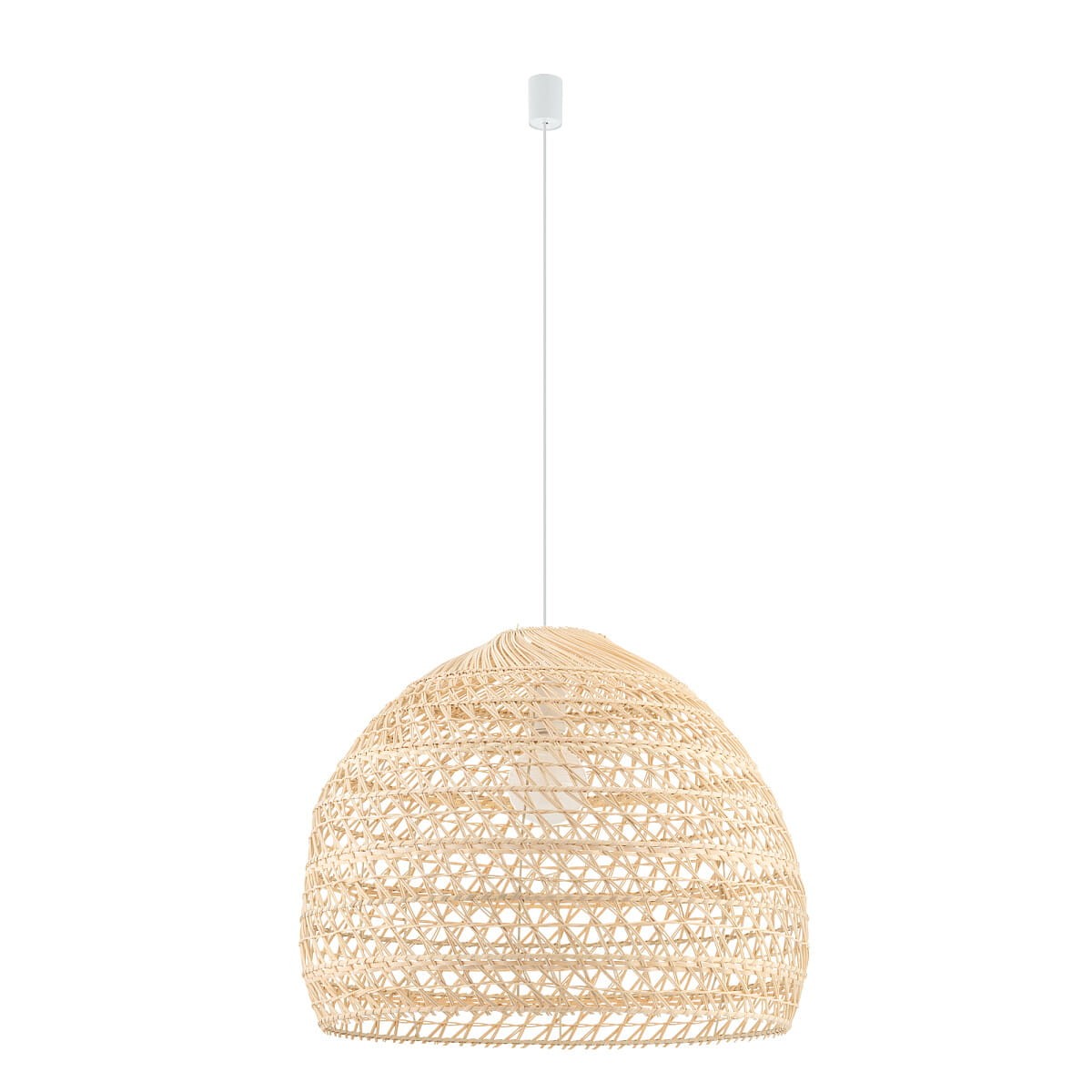Lampa wisząca Boho L w kolorze białym z rattanowym kloszem o kształcie półkuli. Zawieszona na białym przewodzie, z gniazdem E27, prezentuje naturalną strukturę materiału, idealna do wnętrz w stylu boho.