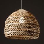 Lampa wisząca Boho L w kolorze białym z rattanowym kloszem, o kształcie półkulistym. Ujęcie z dołu, ukazujące otwarte wzornictwo i źródło światła wewnątrz. Idealna do nowoczesnych wnętrz. Klosz teksturowany, lekki, z zawieszeniem na cienkim przewodzie.