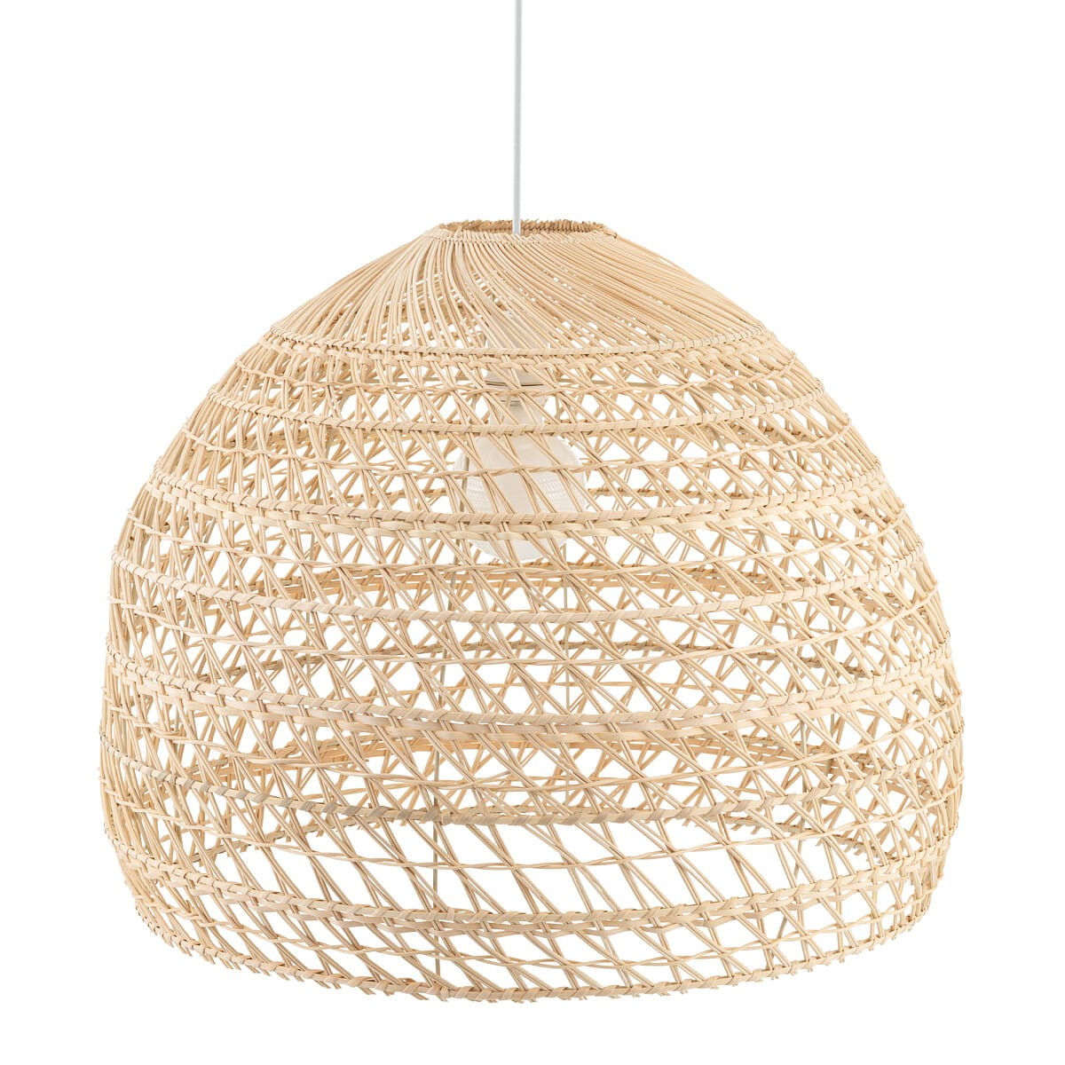 Lampa wisząca Boho L w kolorze białym i naturalnym rattanem, o okrągłym, plecionym kloszu. Ujęcie z boku, ukazujące otwartą konstrukcję, przez którą widoczna jest żarówka E27. Elementy dekoracyjne w stylu boho, zawieszona na białym przewodzie.