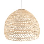 Lampa wisząca Boho L w kolorze białym i naturalnym rattanem, o okrągłym, plecionym kloszu. Ujęcie z boku, ukazujące otwartą konstrukcję, przez którą widoczna jest żarówka E27. Elementy dekoracyjne w stylu boho, zawieszona na białym przewodzie.