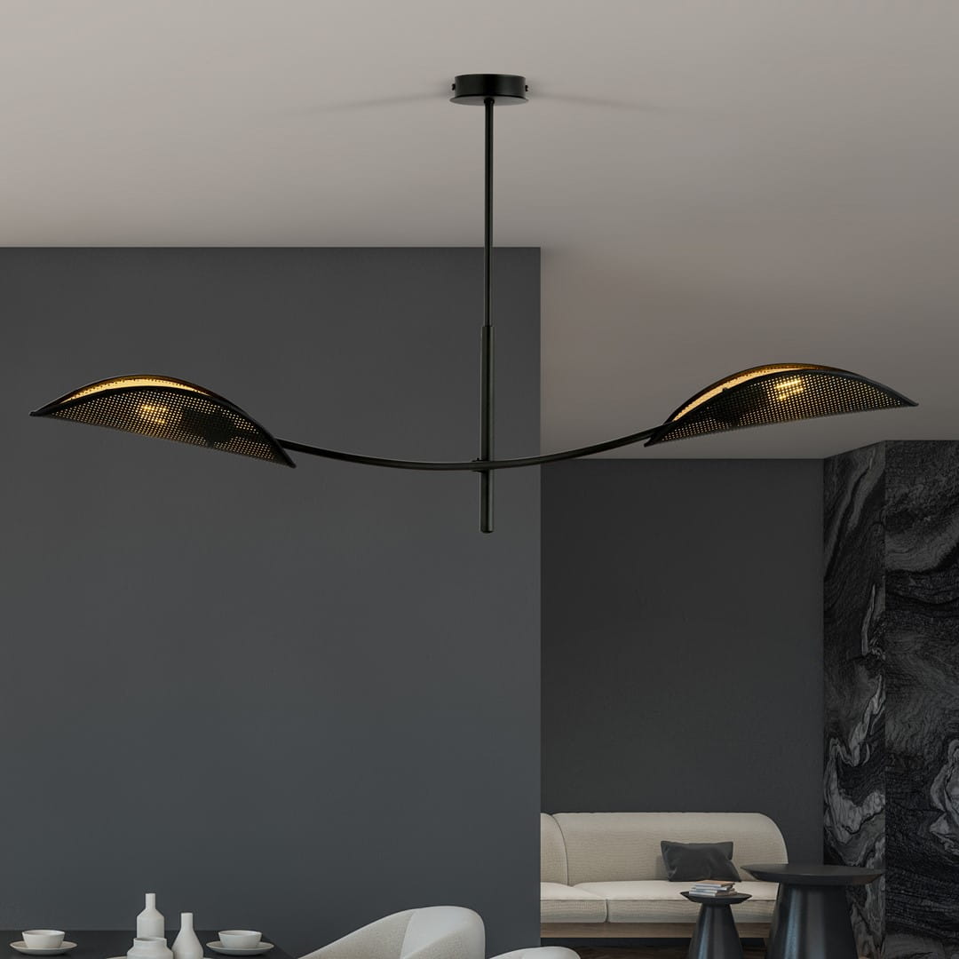 Lampa sufitowa Lotus 2-punktowa w kolorze czarnym i złotym, z lekko zakrzywionymi kloszami. Ujęcie z dołu, zawieszona na cienkim przewodzie, w nowoczesnym wnętrzu z szarym tłem. Widoczne detale konstrukcji oraz refleksy światła.