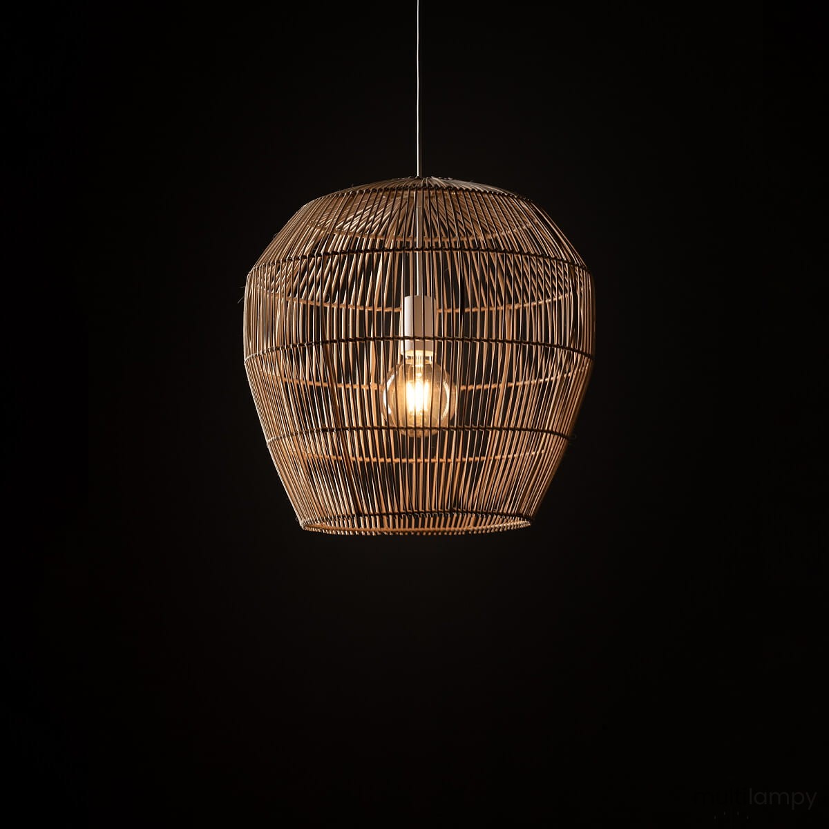 Lampa wisząca Haiti S w kolorze białym i naturalnym, wykonana z plecionki. Owalny kształt z widoczną żarówką E27, zawieszona na cienkim przewodzie, w zestawieniu z czarnym tłem.
