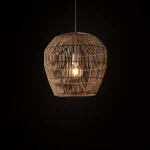 Lampa wisząca Haiti S w kolorze białym i naturalnym, wykonana z plecionki. Owalny kształt z widoczną żarówką E27, zawieszona na cienkim przewodzie, w zestawieniu z czarnym tłem.