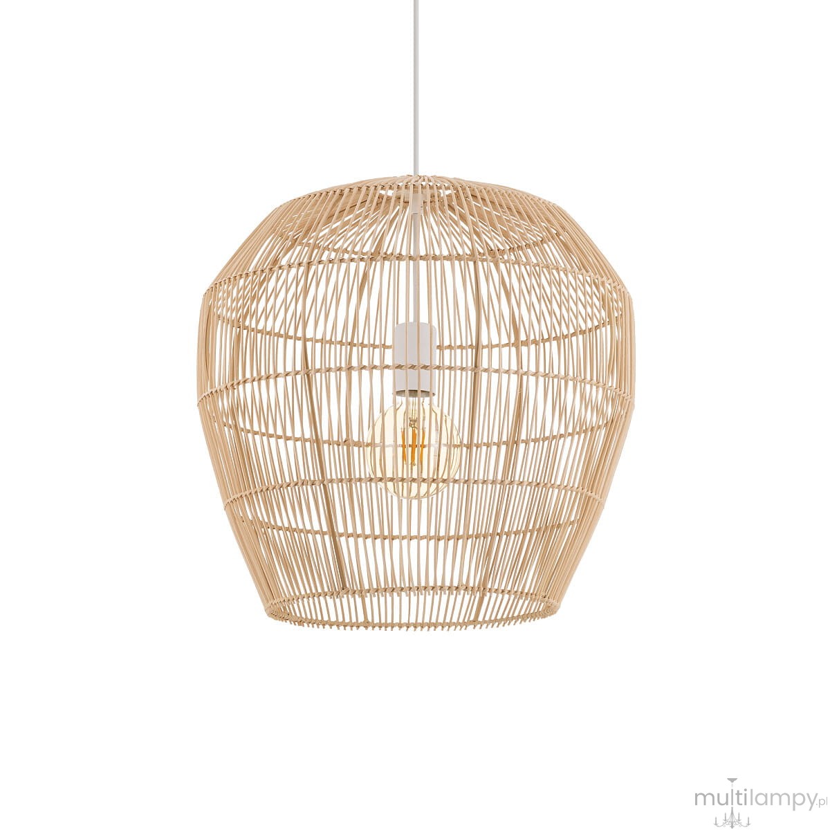 Lampa wisząca Haiti S z kloszem z naturalnego rattanu w kolorze białym, z widoczną żarówką E27. Kształt klosza w formie owalnej, zawieszona na białym przewodzie, w stylu skandynawskim. Idealna do nowoczesnych wnętrz.