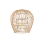 Lampa wisząca Haiti S z kloszem z naturalnego rattanu w kolorze białym, z widoczną żarówką E27. Kształt klosza w formie owalnej, zawieszona na białym przewodzie, w stylu skandynawskim. Idealna do nowoczesnych wnętrz.