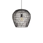 Lampa wisząca Haiti Black S w kolorze czarnym, wykonana z metalowych prętów, o okrągłym kształcie. Zawiera miejsce na żarówkę E27, zwisająca na cienkim kablu. Produkt prezentowany na białym tle.