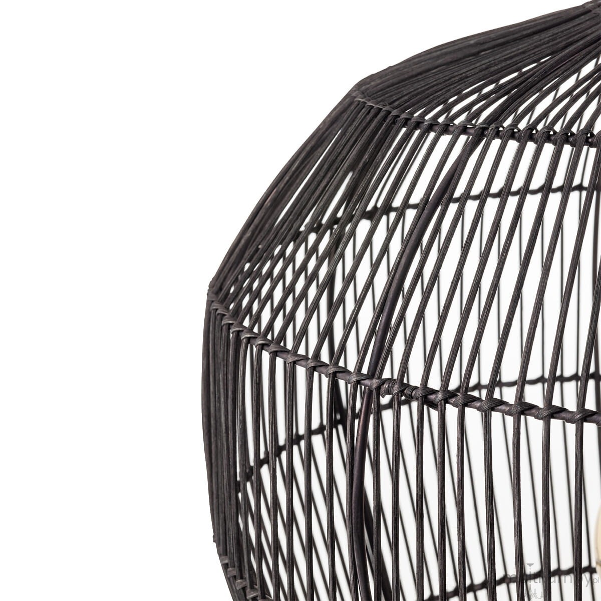 Czarna lampa wisząca Haiti Black S, wykonana z metalowego drutu, o okrągłym kształcie z ażurową konstrukcją. Widoczna oprawa na żarówkę E27. Ujęcie z boku, ukazujące szczegóły splotu i kształt.
