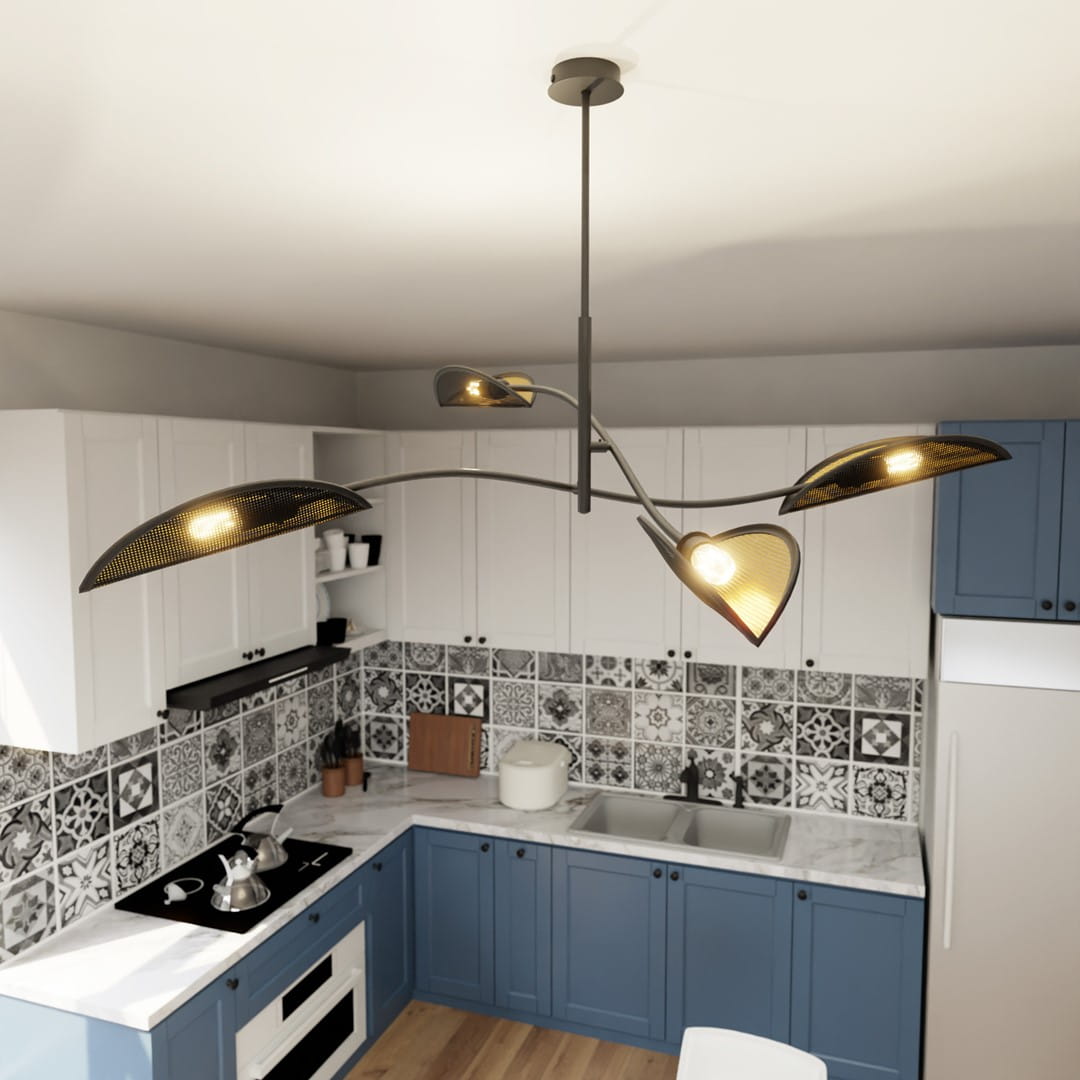 Lampa sufitowa Lotus 4-punktowa w kolorze czarnym i złotym, z eleganckimi kloszami w kształcie liści. Zawieszona w kuchni, oświetla przestrzeń, w której widoczne są drewniane blaty i kafelki w geometryczne wzory.