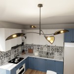 Lampa sufitowa Lotus 4-punktowa w kolorze czarnym i złotym, z eleganckimi kloszami w kształcie liści. Zawieszona w kuchni, oświetla przestrzeń, w której widoczne są drewniane blaty i kafelki w geometryczne wzory.
