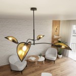 Czarna lampa sufitowa 4-punktowa Lotus z złotymi kloszami w kształcie liści, zawieszona na cienkim ramieniu. Widok z góry, w tle jasne ściany i nowoczesne meble w salonie.