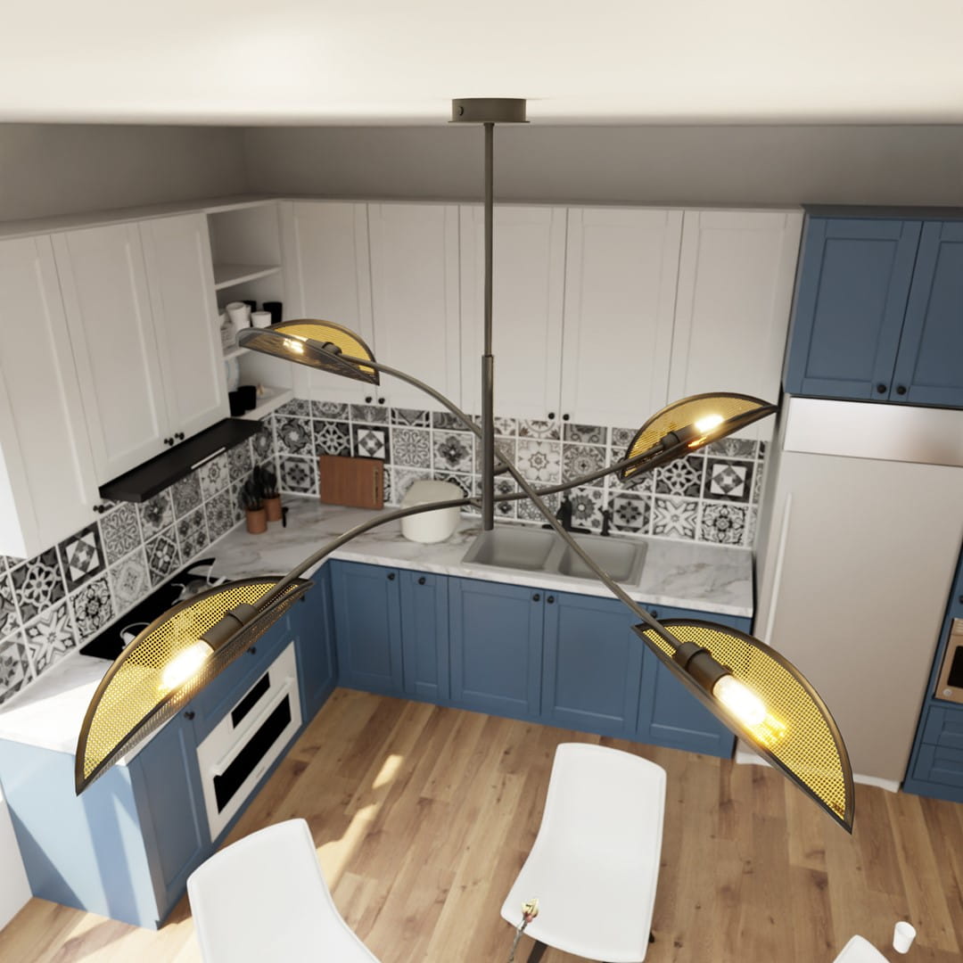 Lampa sufitowa Lotus 4-punktowa, czarna z złotymi kloszami, zawieszona w kuchni. Klosze mają kształt liści, a całość jest zamontowana na smukłym ramieniu. Tło stanowi nowoczesna aranżacja z niebieskimi szafkami i wzorzystą płytką.
