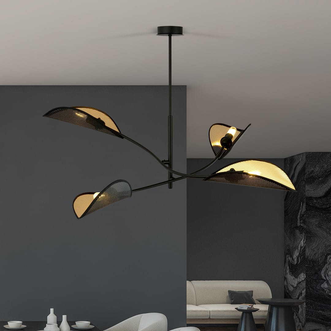 Czarna lampa sufitowa 4-punktowa Lotus z złotymi kloszami w kształcie liści, zamontowana na cienkim stelażu. Ujęcie z góry, ukazujące detale perforacji kloszy oraz elegancką formę. W tle minimalistyczne wnętrze z szarymi ścianami.