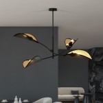 Czarna lampa sufitowa 4-punktowa Lotus z złotymi kloszami w kształcie liści, zamontowana na cienkim stelażu. Ujęcie z góry, ukazujące detale perforacji kloszy oraz elegancką formę. W tle minimalistyczne wnętrze z szarymi ścianami.