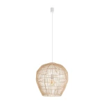Lampa wisząca Haiti M z białym metalowym mocowaniem, z naturalnym, plecionym kloszem w kształcie ośmiokąta. Produkt zawiera miejsce na żarówkę E27. Lampa zawieszona na białym przewodzie, na jednolitym tle.
