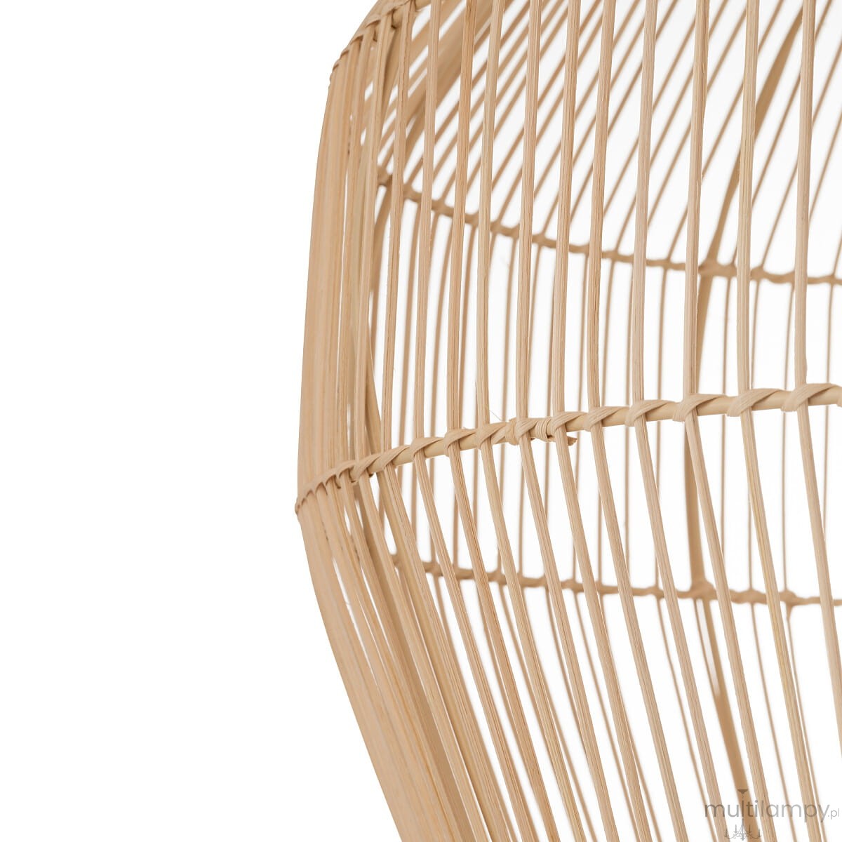Lampa wisząca Haiti M z białym abażurem i naturalnym, plecionym stelażem. Kształt owalny, z widocznymi szczelinami, które tworzą efektowne światło. Ujęcie z boku, ukazujące szczegóły plecionki. Przeznaczona do żarówki E27.