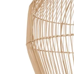 Lampa wisząca Haiti M z białym abażurem i naturalnym, plecionym stelażem. Kształt owalny, z widocznymi szczelinami, które tworzą efektowne światło. Ujęcie z boku, ukazujące szczegóły plecionki. Przeznaczona do żarówki E27.