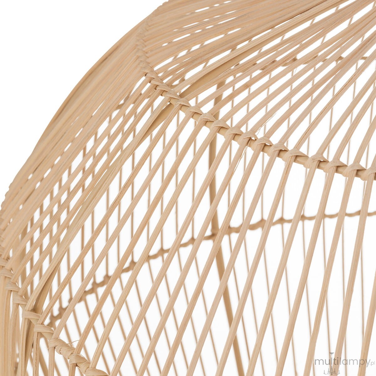 Lampa wisząca Haiti M w kolorze białym i naturalnym, wykonana z plecionego materiału. Kształt okrągły z widocznymi szczelinami, prezentująca nowoczesny design. Ujęcie z boku, ukazujące detal struktury.