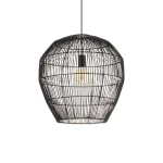 Czarna lampa wisząca Haiti Black M z metalowej siatki, w kształcie owalnym, z miejscem na jedną żarówkę E27. Zawieszona na cienkim przewodzie, z wyeksponowanym źródłem światła w środku. Idealna do nowoczesnych wnętrz.