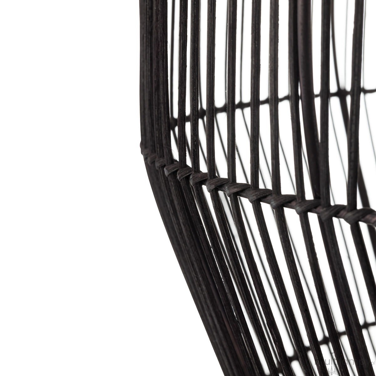Lampa wisząca Haiti Black M w kolorze czarnym, wykonana z metalowych prętów, w kształcie klosza. Zbliżenie na detal siatki, ukazujące cienkie, wygięte elementy. Produkt przeznaczony do jednej żarówki E27.
