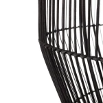 Lampa wisząca Haiti Black M w kolorze czarnym, wykonana z metalowych prętów, w kształcie klosza. Zbliżenie na detal siatki, ukazujące cienkie, wygięte elementy. Produkt przeznaczony do jednej żarówki E27.