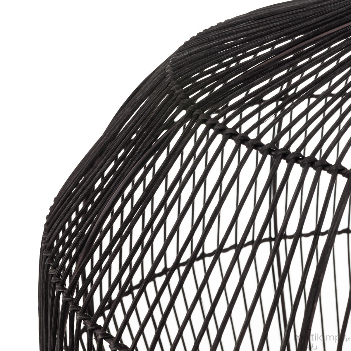 Lampa wisząca Haiti Black M w kolorze czarnym, wykonana z cienkiego, plecionego materiału. Widoczny detal klosza o okrągłym kształcie z otwartą siatką, eksponującym żarówkę E27. Ujęcie z góry, ukazujące strukturę i wzór plecenia.
