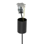 Czarna lampa wisząca Haiti Black M z oprawą na jedną żarówkę E27. Produkt widoczny z boku, z metalowym kloszem w formie cylindrycznej rury. Wewnątrz przewody elektryczne w kolorze czarnym i żółto-zielonym.