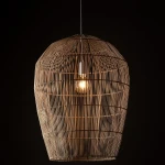 Lampa wisząca Haiti w kolorze białym i naturalnym, wykonana z plecionego materiału, o kształcie bębna. Widoczna żarówka E27 w środku. Zawieszona na cienkim przewodzie, na ciemnym tle. Idealna do nowoczesnych wnętrz.