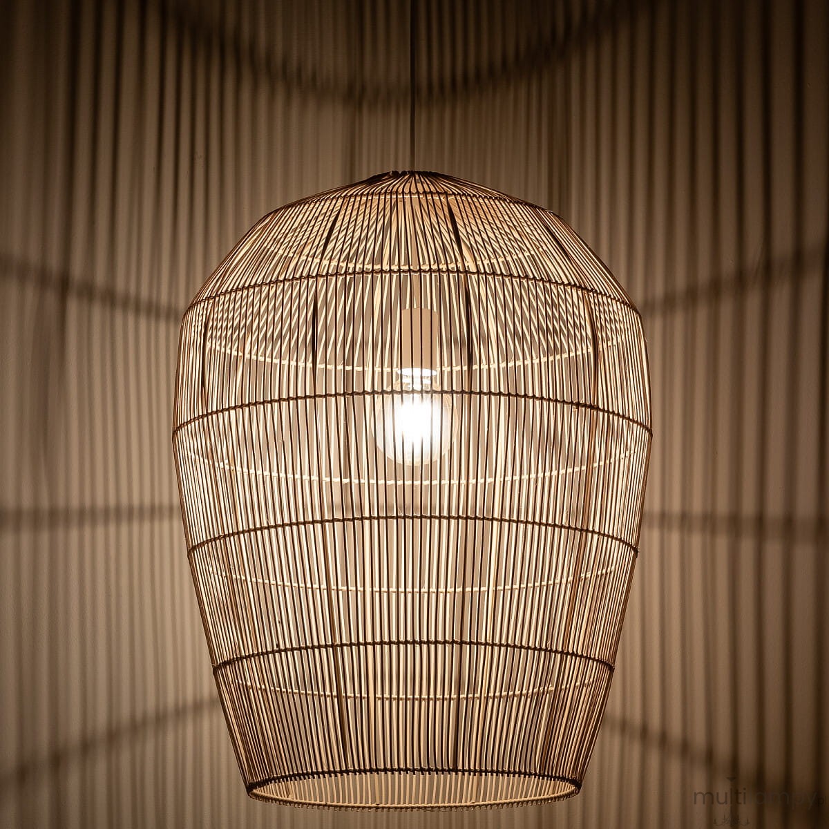 Lampa wisząca Haiti L w kolorze białym i naturalnym, z metalowym kloszem w formie owalnej, z widoczną żarówką E27. Ujęcie z góry, pokazujące detale struktury klosza oraz cień rzucany na ścianę.