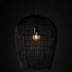 Czarna lampa wisząca Haiti Black L z kloszem z metalowego drutu, kształt przypominający kosz. Wewnątrz widoczna żarówka E27. Zawieszona na cienkim kabelku, umieszczona na ciemnym tle. Idealna do nowoczesnych wnętrz.