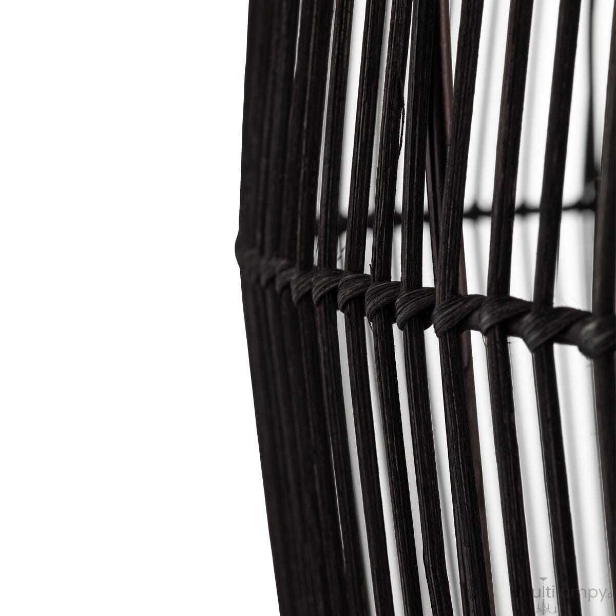Czarna lampa wisząca Haiti Black L z materiału, z widocznymi szczelinami w konstrukcji, ukazującymi źródło światła. Ujęcie z boku, podkreślające detale plecionki i wykończenie. Idealna do nowoczesnych aranżacji wnętrz.