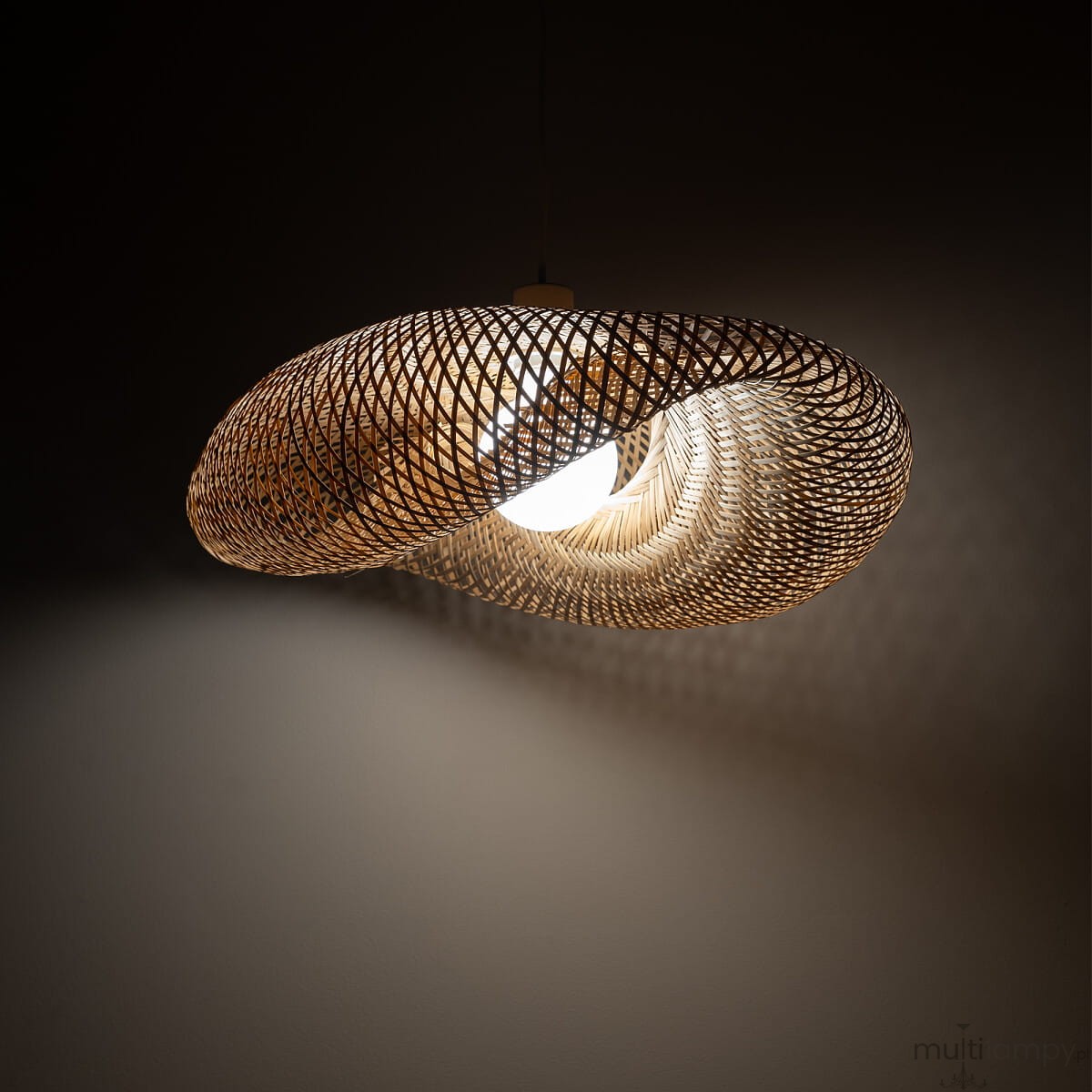 Lampa wisząca Havana M z oprawą w kolorze białym i naturalnym, wykonana z plecionego materiału. Posiada okrągłą żarówkę E27, zawieszona w sposób, który podkreśla strukturę lampy. Zdjęcie pokazuje lampę w ujęciu z boku, na ciemnym tle.