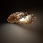 Lampa wisząca Havana M z oprawą w kolorze białym i naturalnym, wykonana z plecionego materiału. Posiada okrągłą żarówkę E27, zawieszona w sposób, który podkreśla strukturę lampy. Zdjęcie pokazuje lampę w ujęciu z boku, na ciemnym tle.