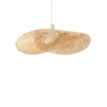 Lampa wisząca Havana M z materiału naturalnego, w kształcie organicznej formy, w kolorze białym i naturalnym. Widoczny klosz z plecionki, zawieszony na białym przewodzie. Idealna do nowoczesnych aranżacji wnętrz.