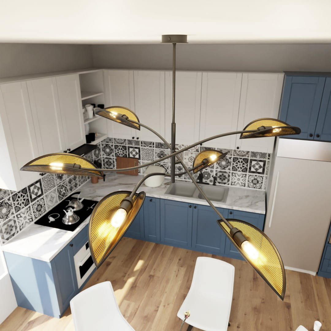 Lampa sufitowa Lotus 6-punktowa w kolorze czarnym i złotym, z sześcioma asymetrycznymi kloszami w kształcie liści. Zawieszona w kuchni, w stylowym otoczeniu z niebieskimi szafkami i wzorzystymi kafelkami.