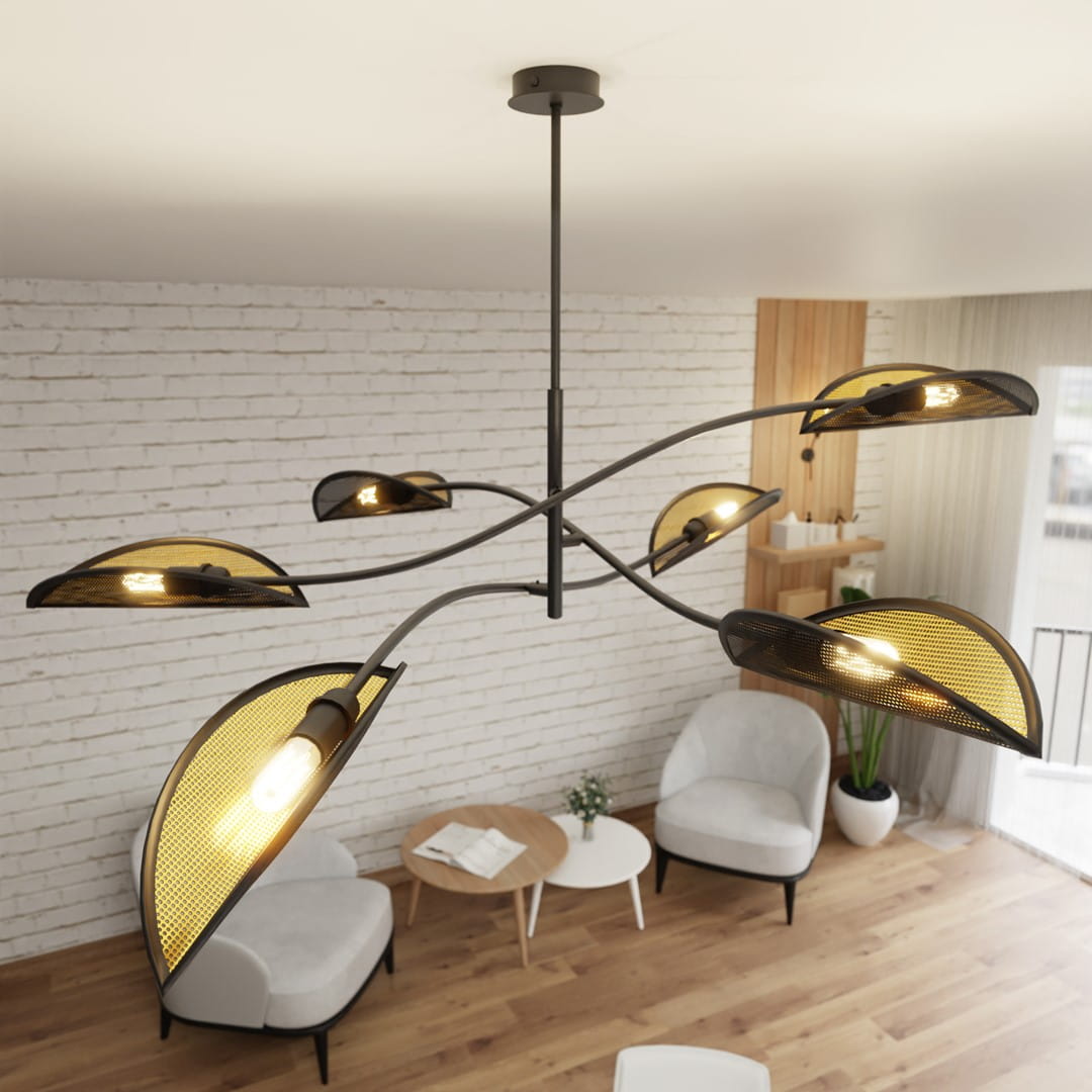Lampa sufitowa Lotus 6-punktowa, czarna z złotymi kloszami, o nowoczesnym designie. Ujęcie z góry pokazuje eleganckie, zaokrąglone klosze oraz metalowy stelaż. Tło to jasna ściana ceglana i drewniana podłoga, co podkreśla styl aranżacji wnętrza.