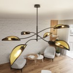 Lampa sufitowa Lotus 6-punktowa, czarna z złotymi kloszami, o nowoczesnym designie. Ujęcie z góry pokazuje eleganckie, zaokrąglone klosze oraz metalowy stelaż. Tło to jasna ściana ceglana i drewniana podłoga, co podkreśla styl aranżacji wnętrza.