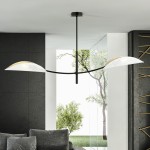 Lampa sufitowa 2-punktowa Lotus w kolorze białym i złotym. Dwa zaokrąglone klosze z przezroczystym wykończeniem zawieszone na czarnym stelażu. Ujęcie frontalne, lampa umieszczona w nowoczesnym wnętrzu z widokiem na zewnątrz.