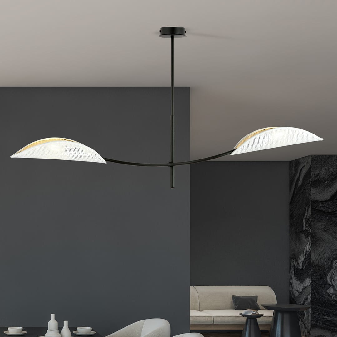 Lampa sufitowa Lotus 2-punktowa, biała z elementami złotymi, z podwójnymi kloszami w kształcie półksiężyca, zawieszona na czarnym stelażu. Ujęcie z dołu, prezentująca elegancki design w nowoczesnym wnętrzu.